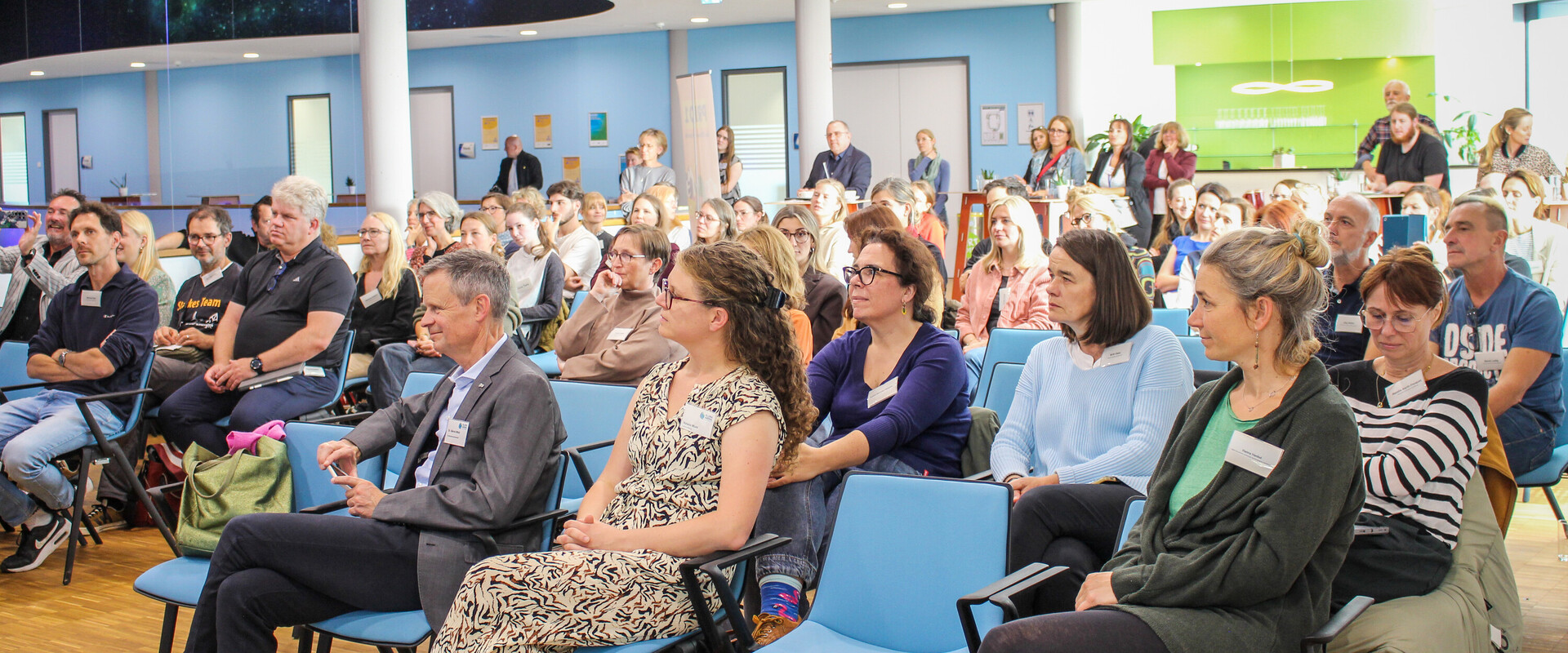 Blick auf die Stuhlreihen mit den G&auml;sten einer Veranstaltung